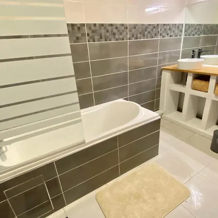 Duplex 2 Chambres, Terrasse & Metro A 200m Apartament