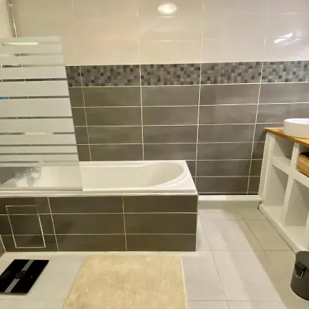 Duplex 2 Chambres, Terrasse & Metro A 200m Apartment
